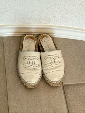 CHANEL Cream Leather Espadrille Mule with Interlocking CC